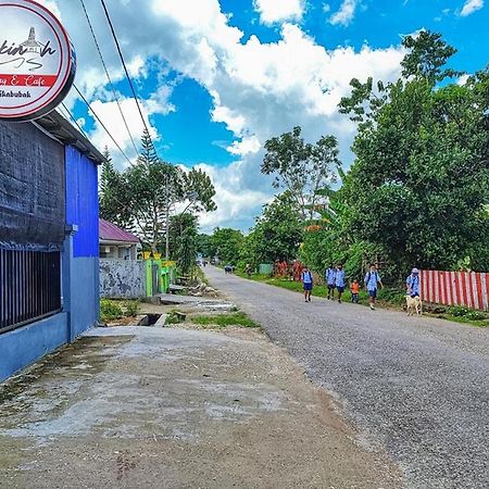 Shekinah Homestay & Cafe Waikabubak Mitra Reddoorz Exteriör bild