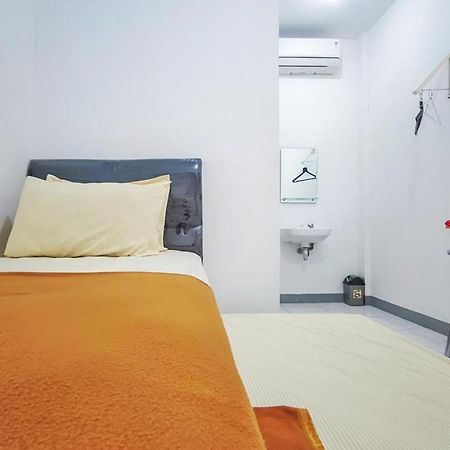 Shekinah Homestay & Cafe Waikabubak Mitra Reddoorz Exteriör bild