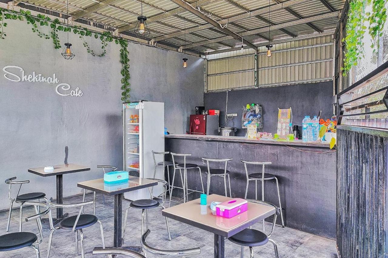 Shekinah Homestay & Cafe Waikabubak Mitra Reddoorz Exteriör bild