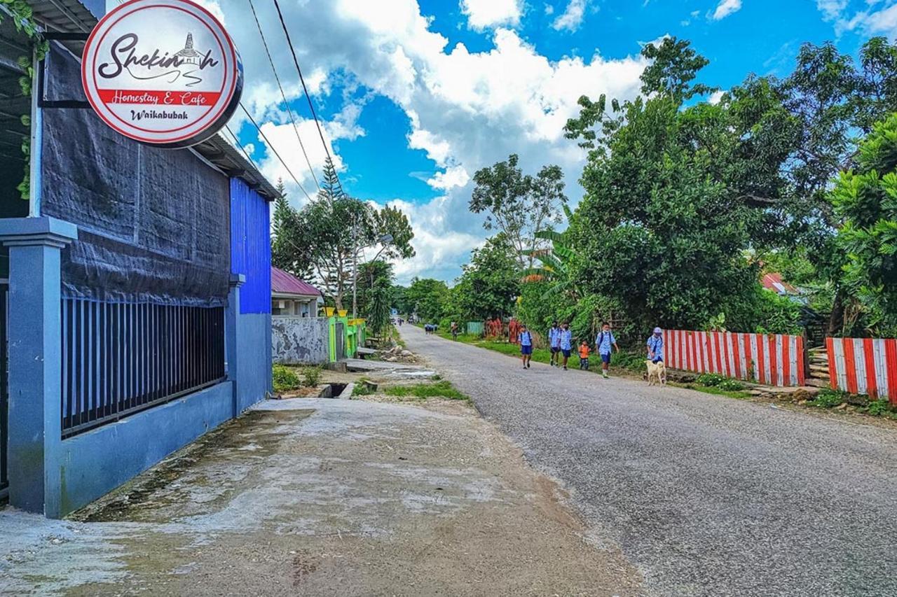 Shekinah Homestay & Cafe Waikabubak Mitra Reddoorz Exteriör bild
