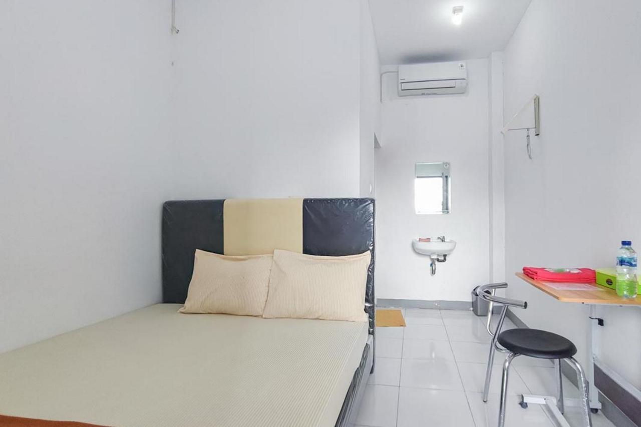 Shekinah Homestay & Cafe Waikabubak Mitra Reddoorz Exteriör bild