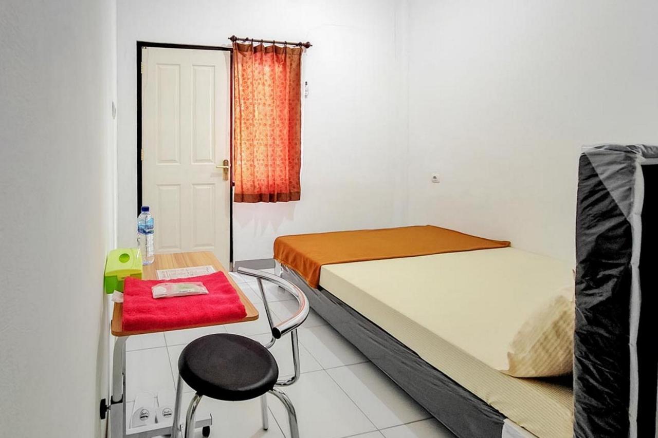Shekinah Homestay & Cafe Waikabubak Mitra Reddoorz Exteriör bild