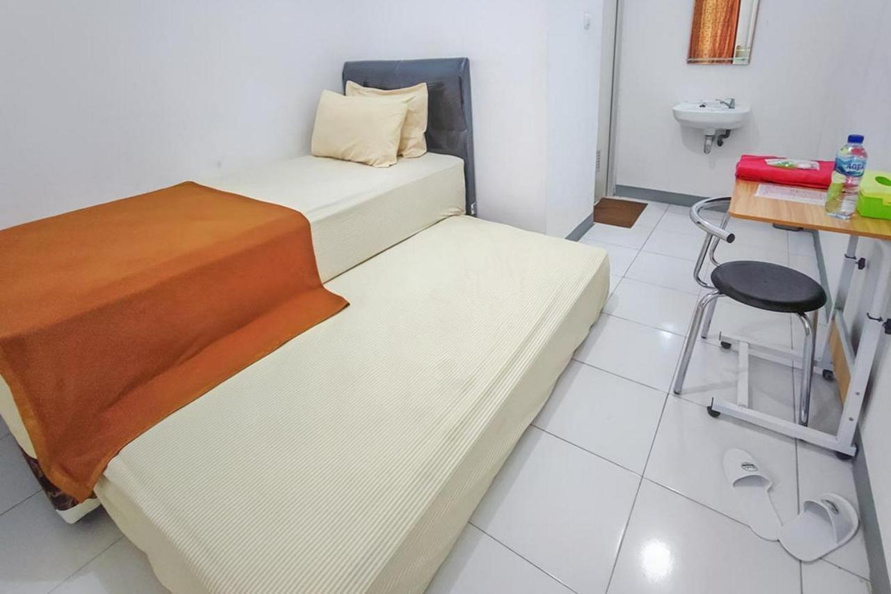Shekinah Homestay & Cafe Waikabubak Mitra Reddoorz Exteriör bild