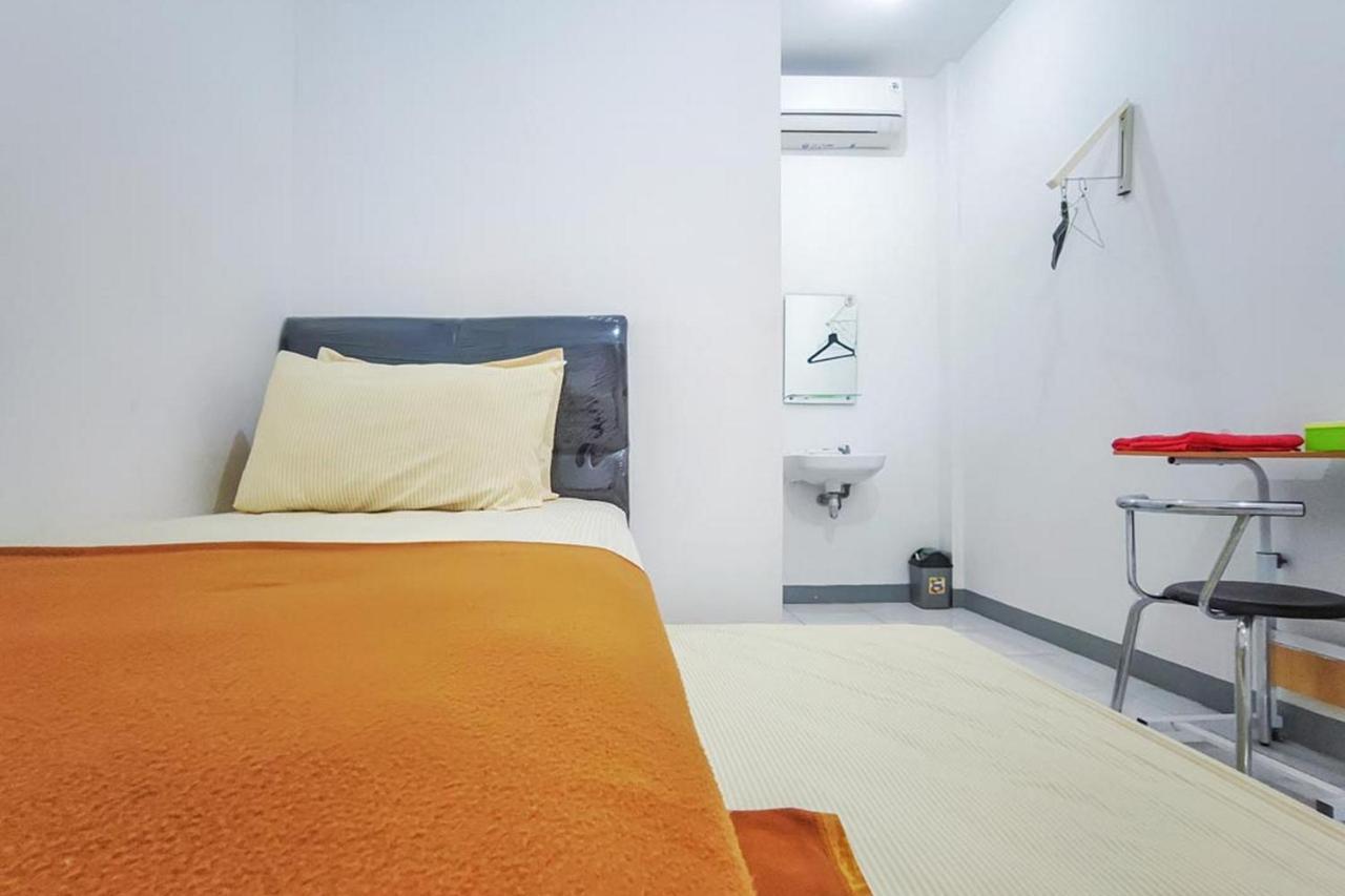 Shekinah Homestay & Cafe Waikabubak Mitra Reddoorz Exteriör bild