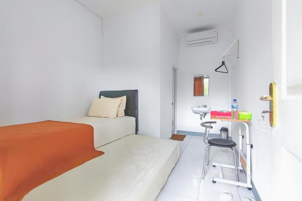 Shekinah Homestay & Cafe Waikabubak Mitra Reddoorz Exteriör bild