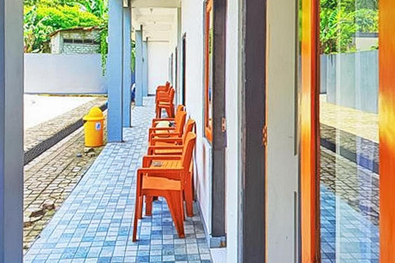 Shekinah Homestay & Cafe Waikabubak Mitra Reddoorz Exteriör bild