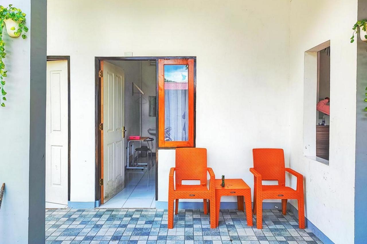 Shekinah Homestay & Cafe Waikabubak Mitra Reddoorz Exteriör bild